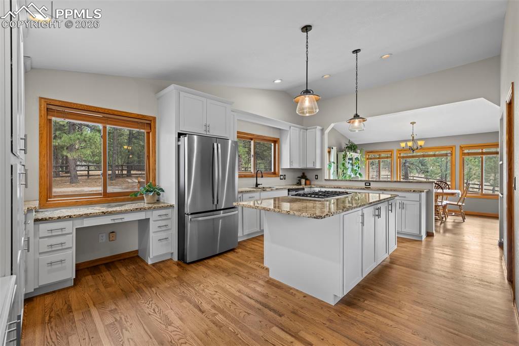 Image 14 of 50: Kitchen