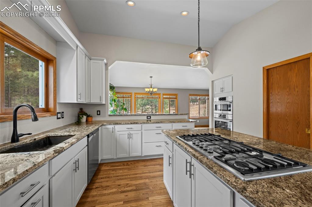 Image 15 of 50: Kitchen