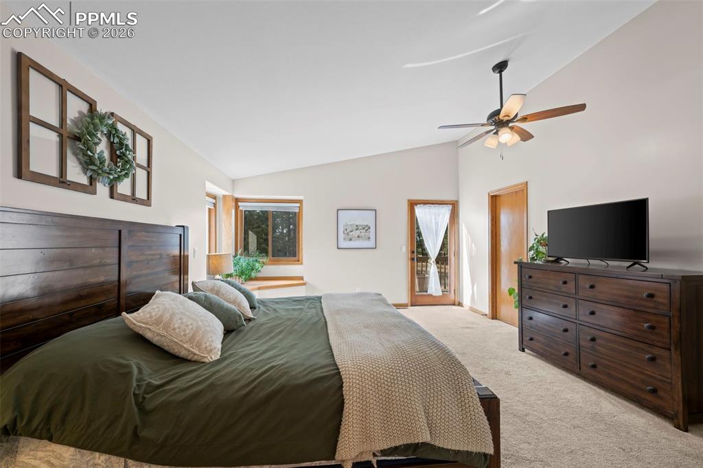 Image 17 of 50: Bedroom