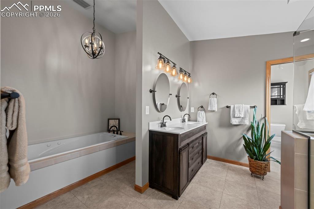 Image 19 of 50: Bathroom