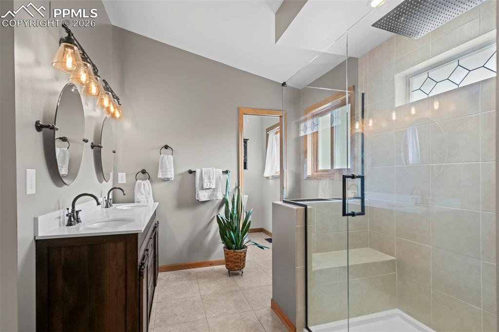 Image 20 of 50: Bathroom