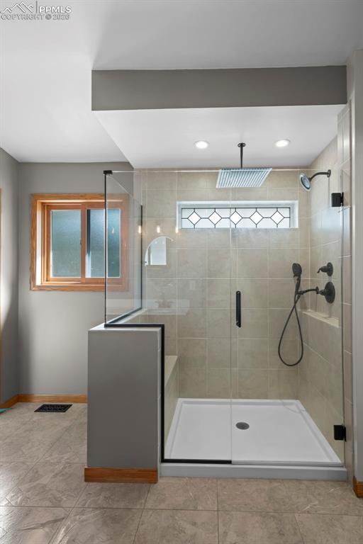 Image 21 of 50: Bathroom