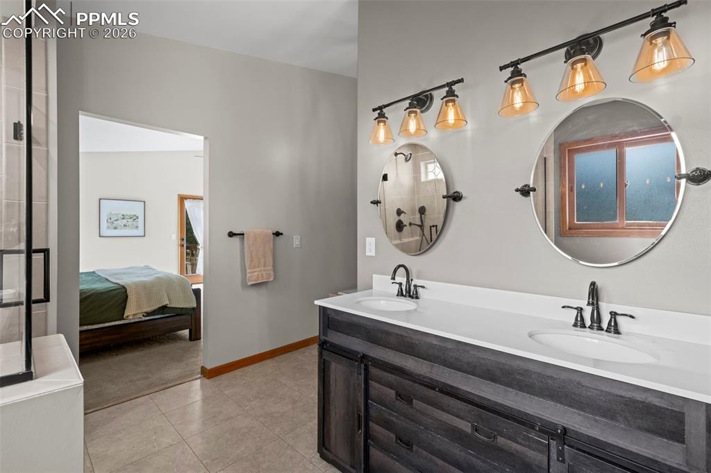 Image 22 of 50: Bathroom