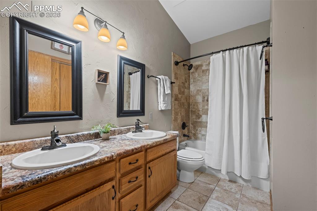 Image 25 of 50: Bathroom