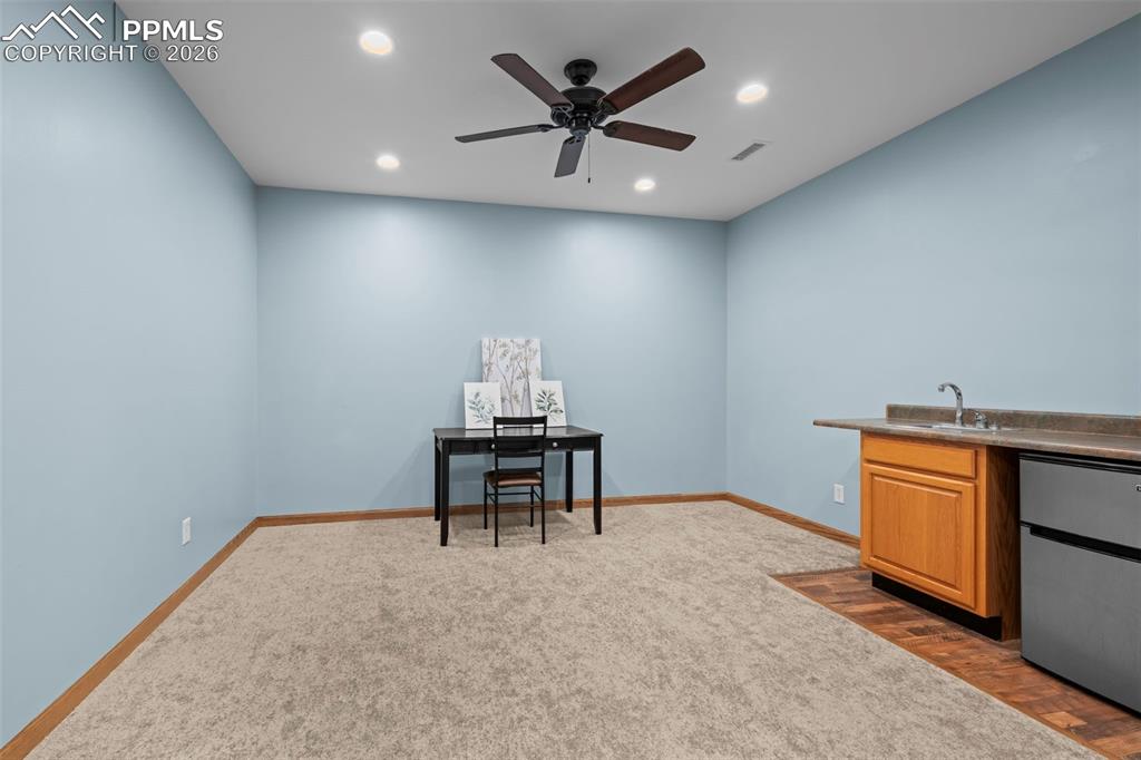 Image 26 of 50: Office