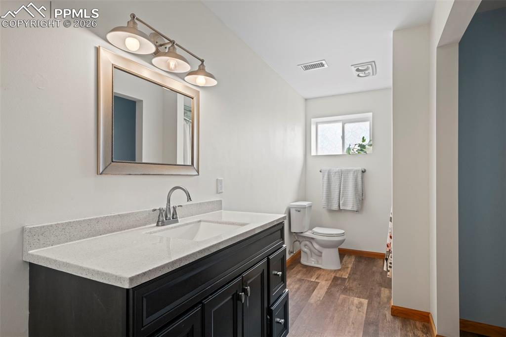 Image 30 of 50: Bathroom