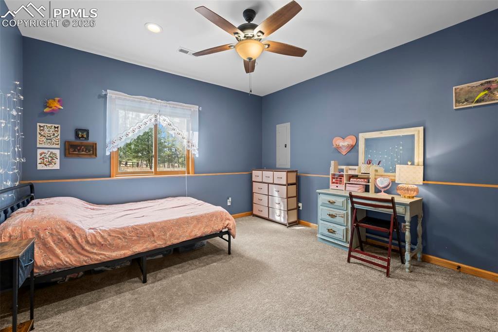 Image 31 of 50: Bedroom