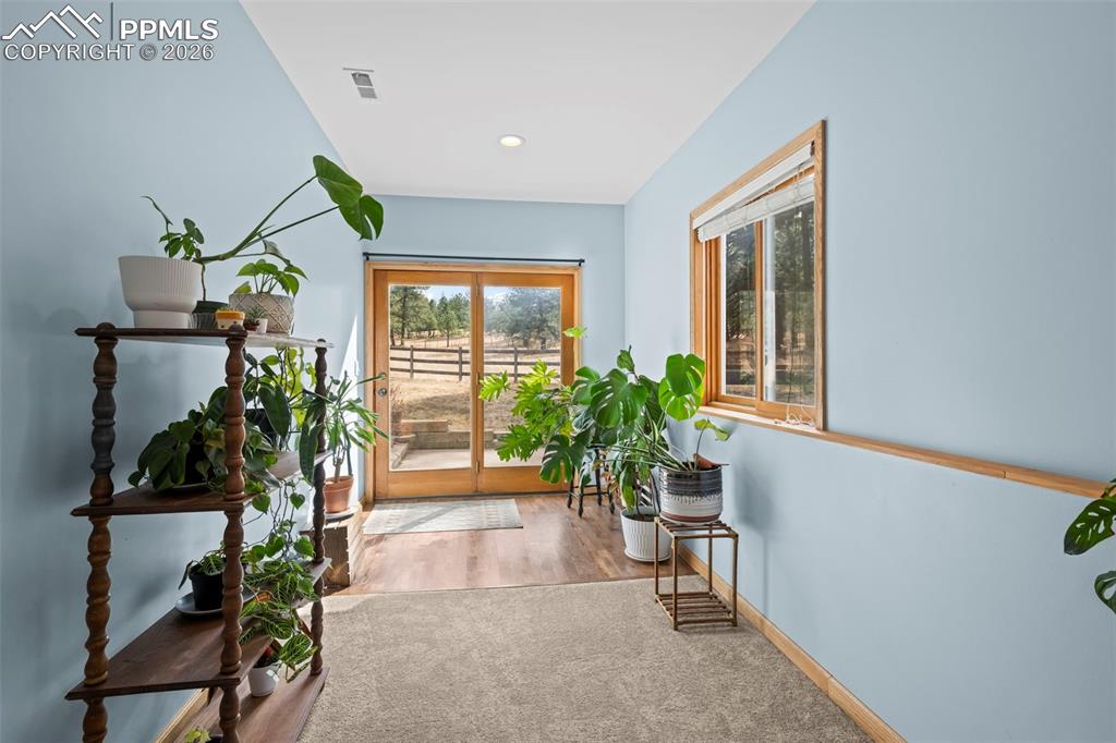 Image 32 of 50: Entry