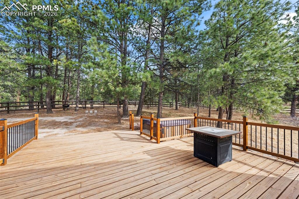 Image 33 of 50: Deck