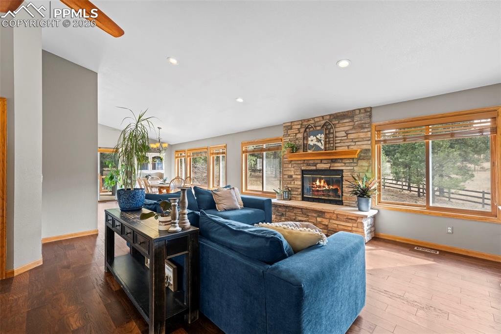 Image 8 of 50: Living Room