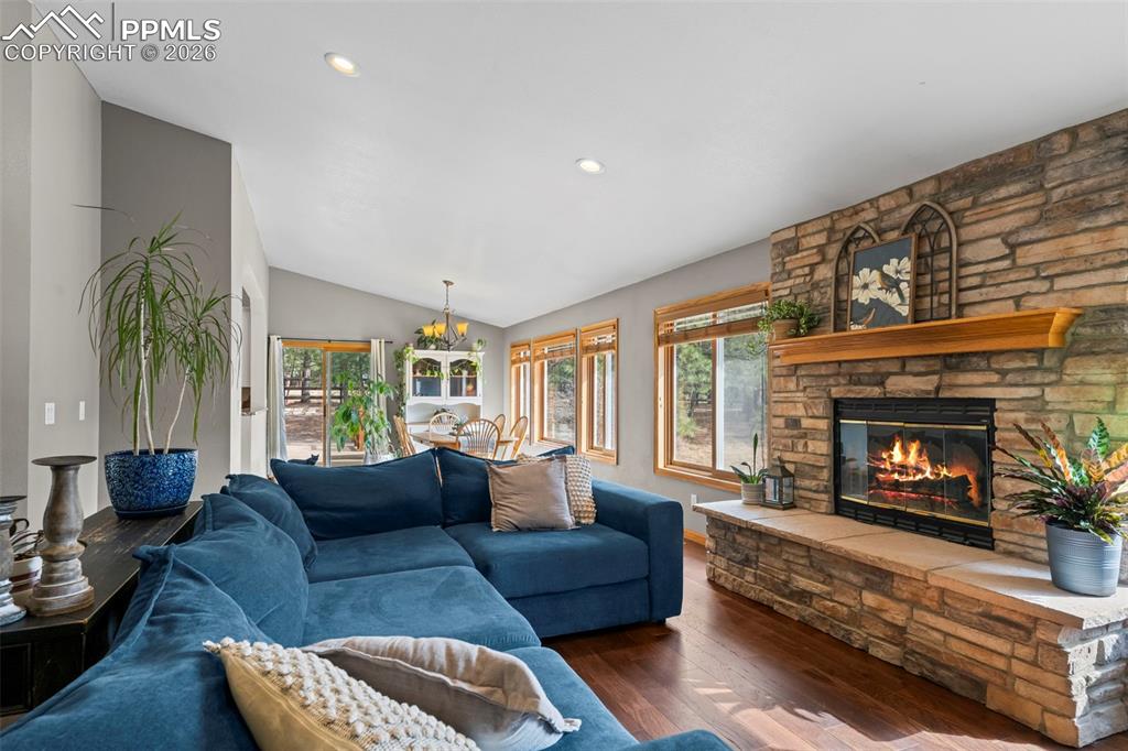 Image 9 of 50: Living Room