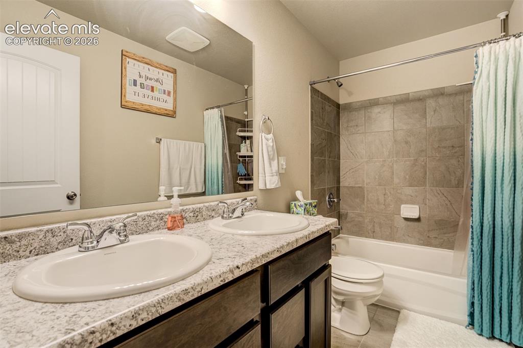 Image 32 of 49: Bathroom