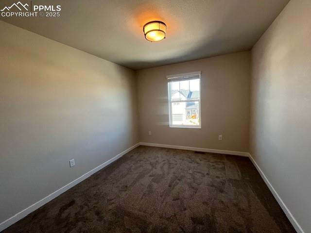 Image 16 of 24: Bedroom