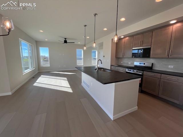 Image 5 of 24: Kitchen