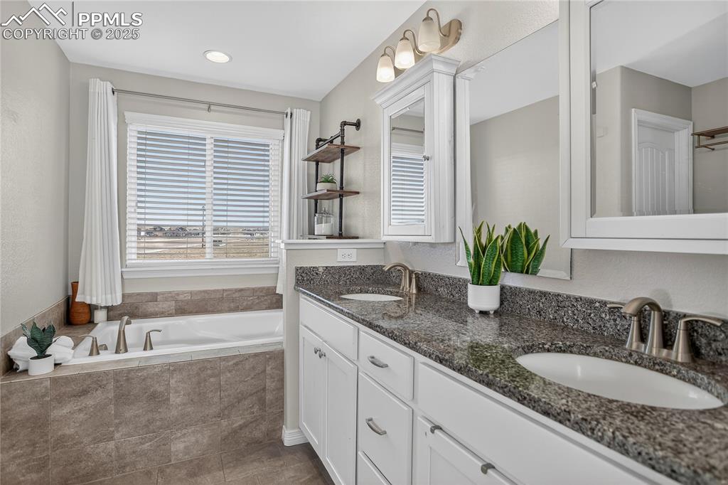 Image 12 of 26: 5-piece primary bath