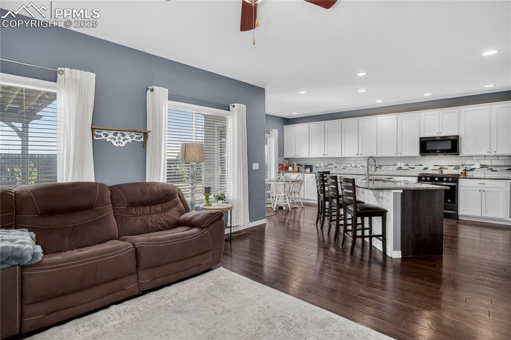 Image 4 of 26: Open entertainment space