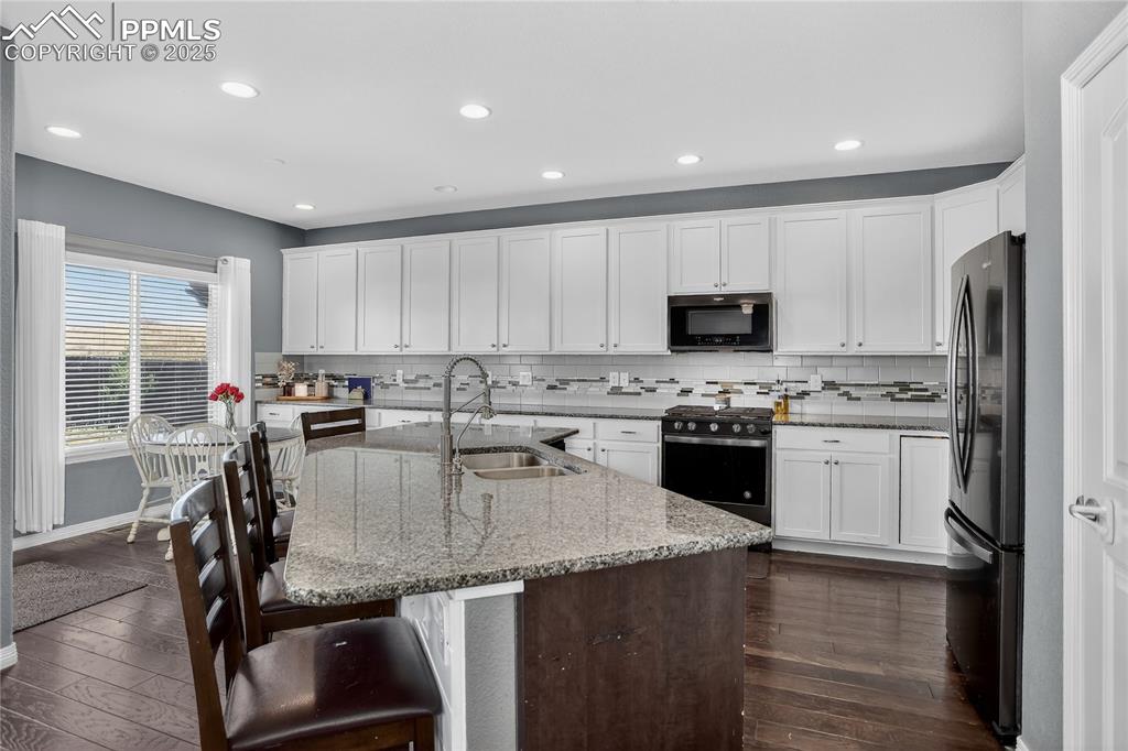 Image 6 of 26: Breakfast bar & dining nook