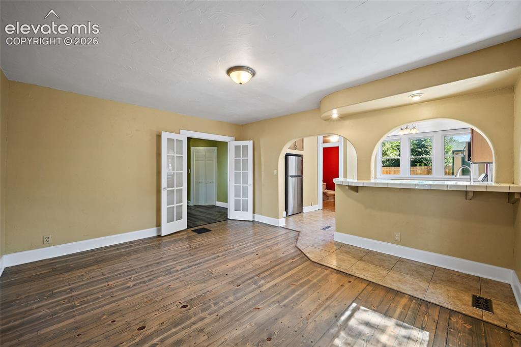 Image 10 of 32: Dining Area