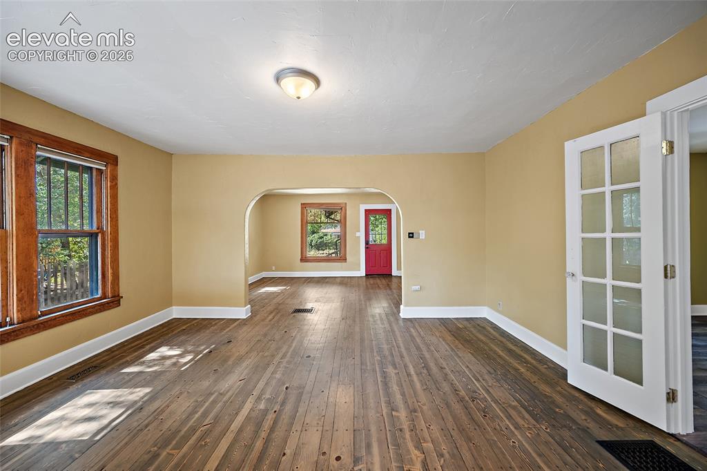 Image 11 of 32: Dining Area