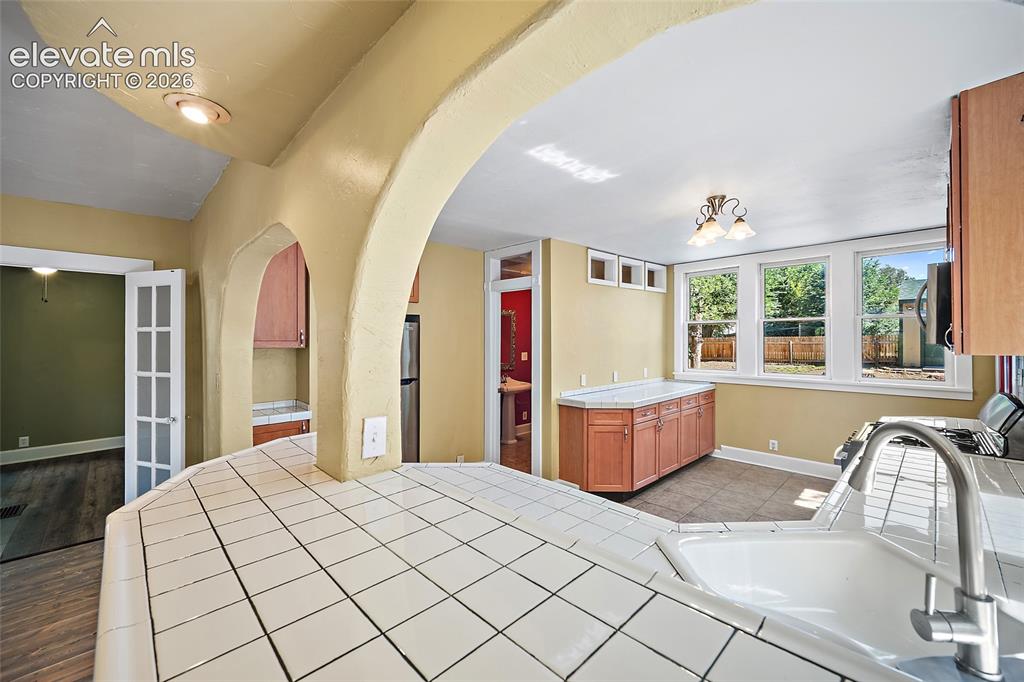 Image 13 of 32: Kitchen