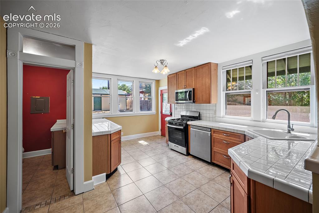 Image 14 of 32: Kitchen