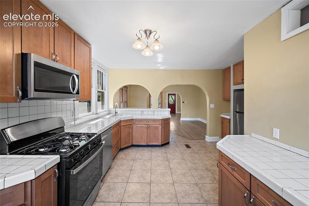 Image 16 of 32: Kitchen