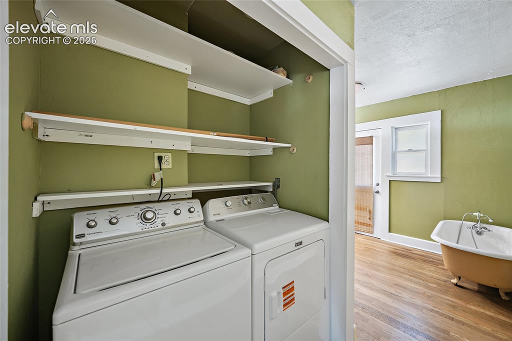 Image 19 of 32: Laundry