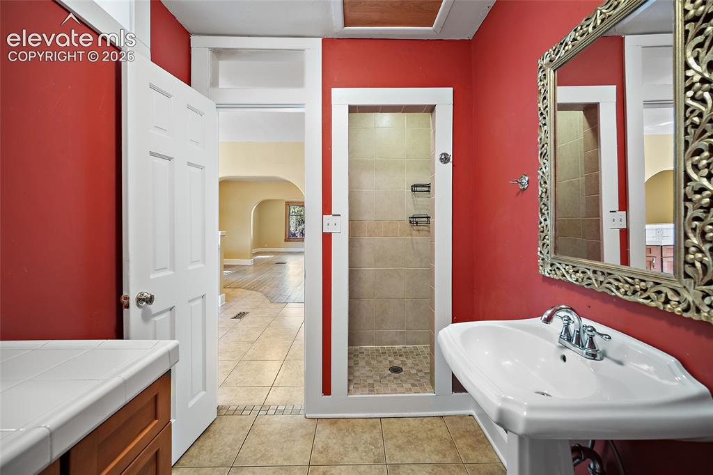 Image 23 of 32: Bathroom