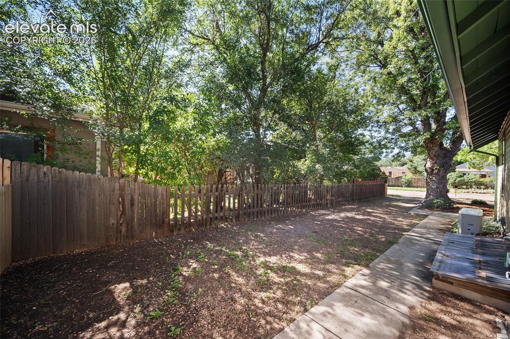 Image 28 of 32: Side yard for additional parking