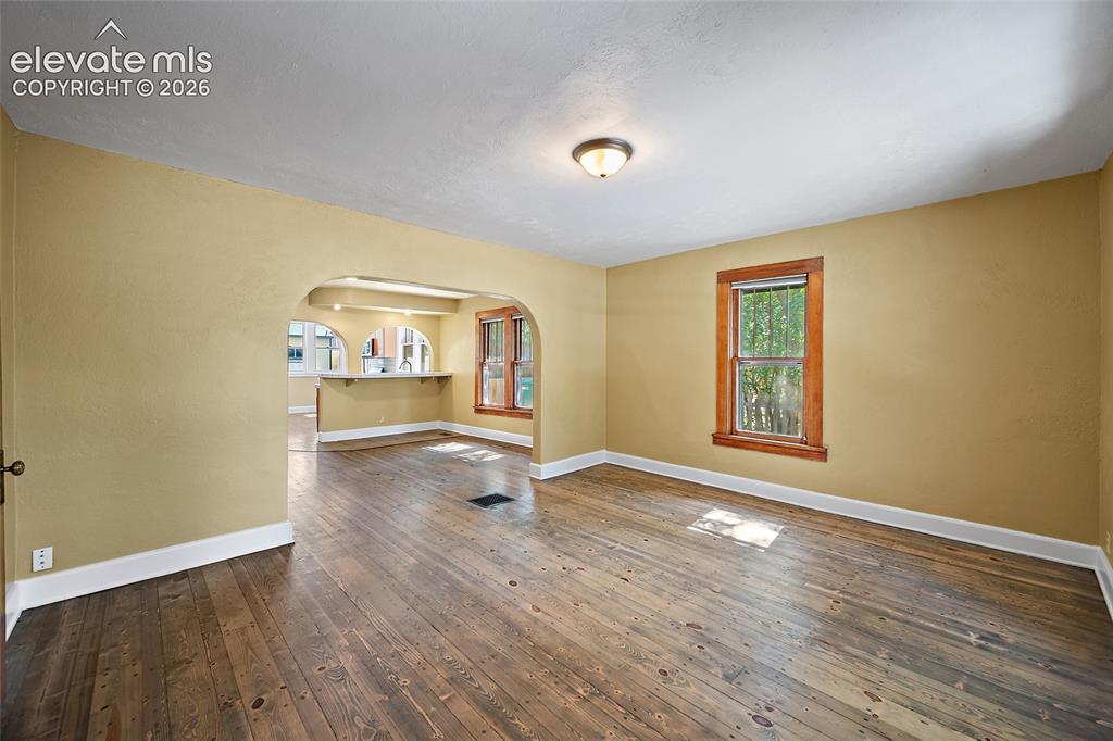 Image 6 of 32: Living Room