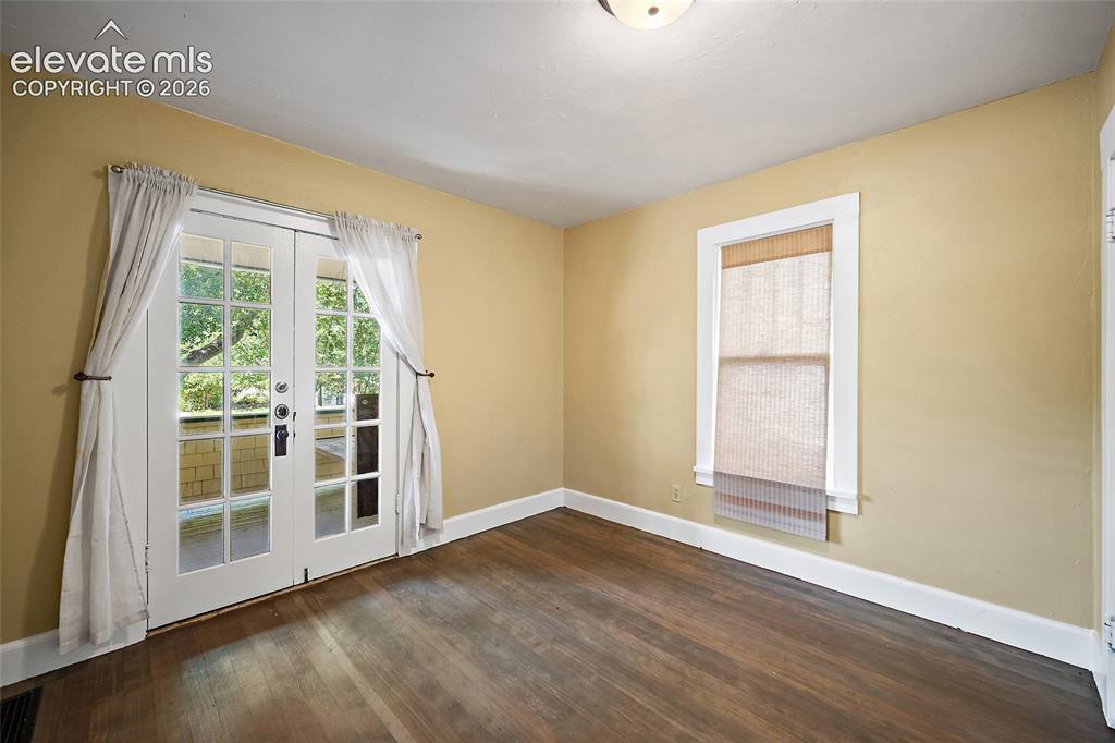 Image 8 of 32: Bedroom