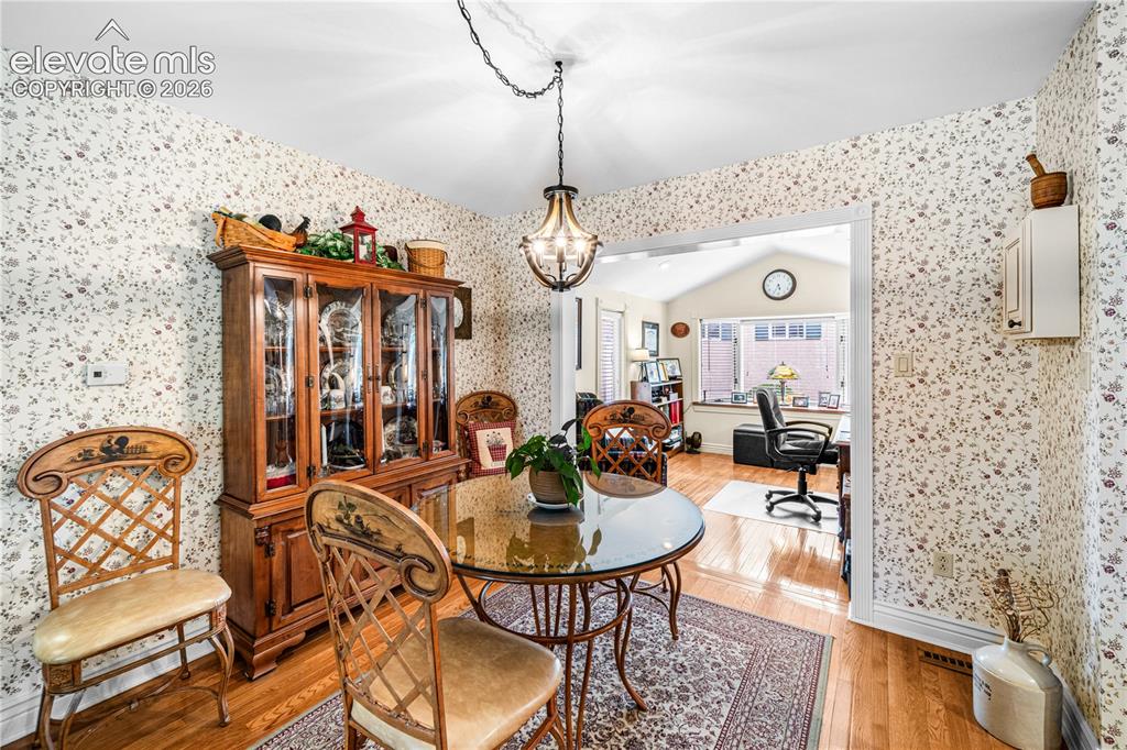 Image 12 of 33: Dining Area