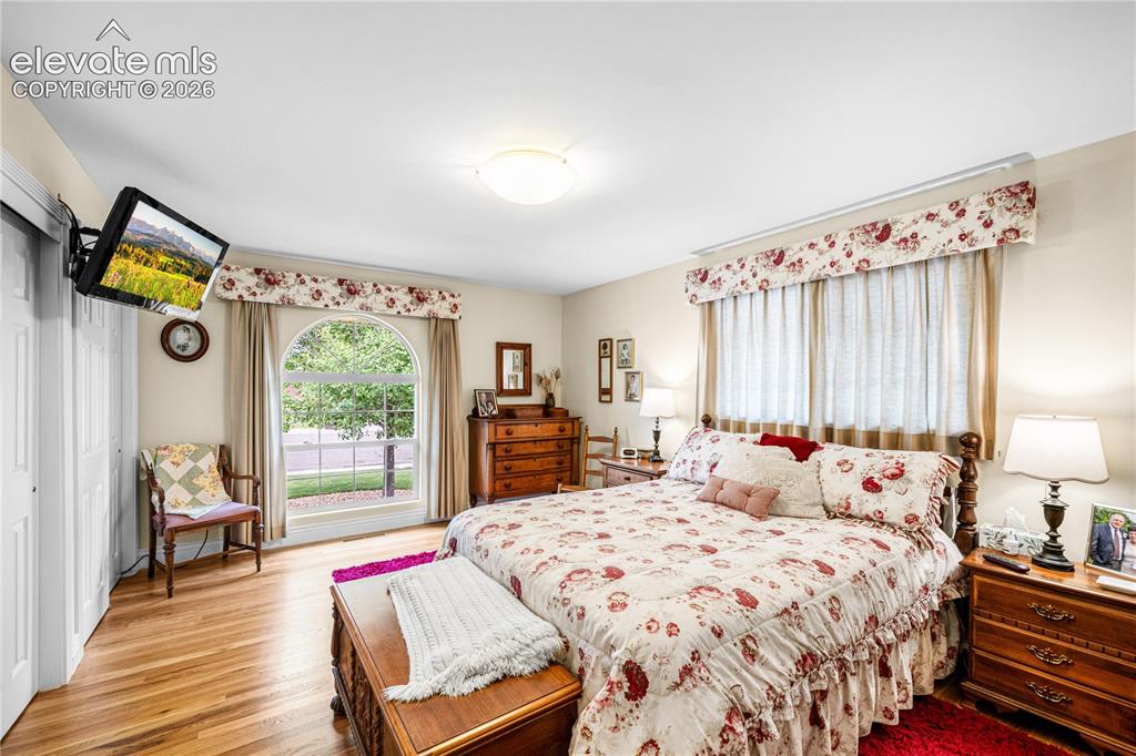 Image 15 of 33: Bedroom
