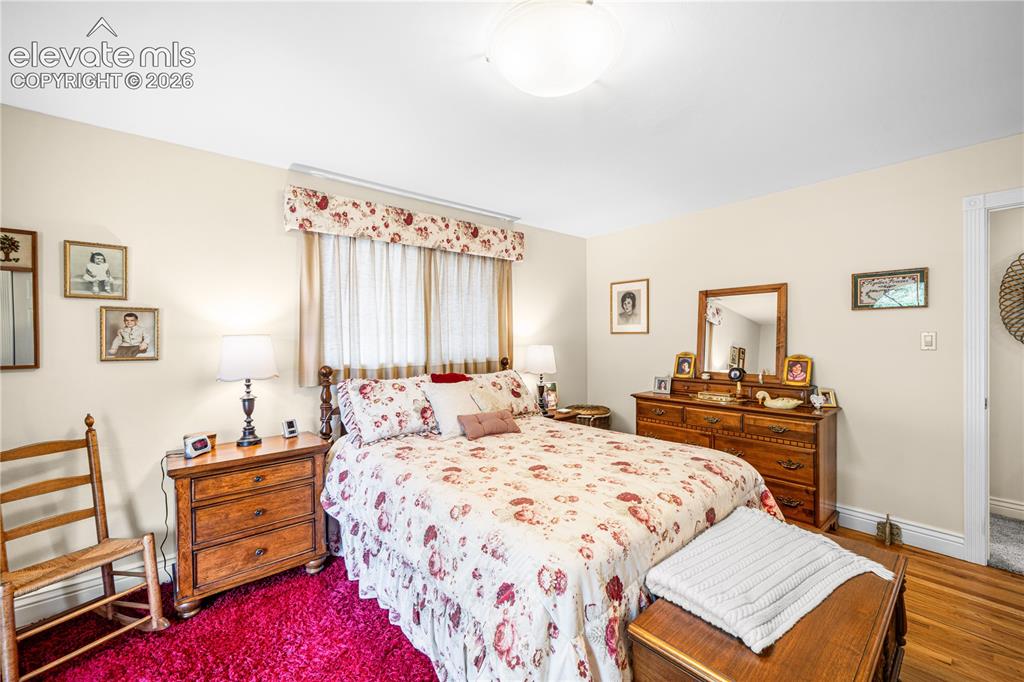 Image 16 of 33: Bedroom