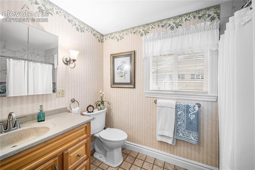 Image 18 of 33: Bathroom