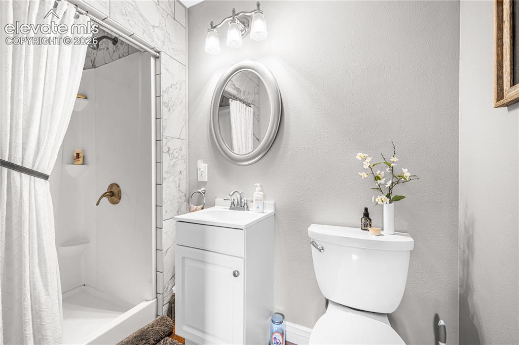 Image 19 of 33: Bathroom