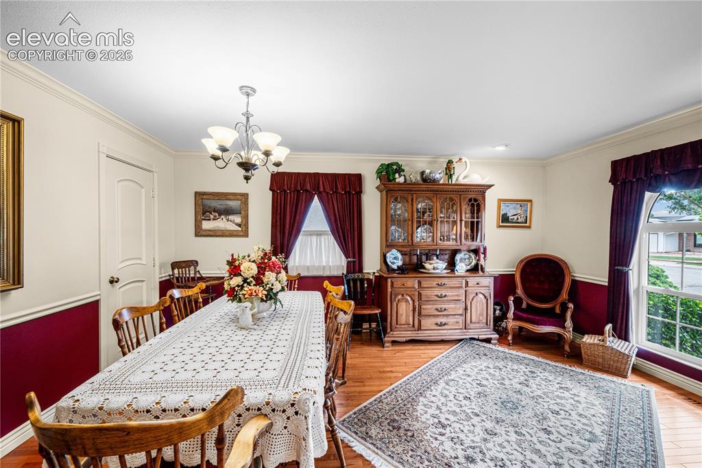 Image 3 of 33: Dining Area