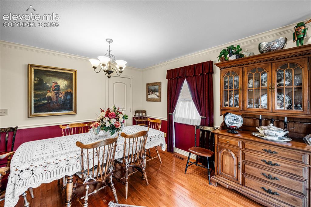 Image 4 of 33: Dining Area