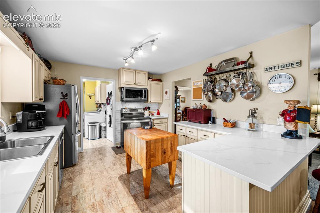 Image 5 of 33: Kitchen