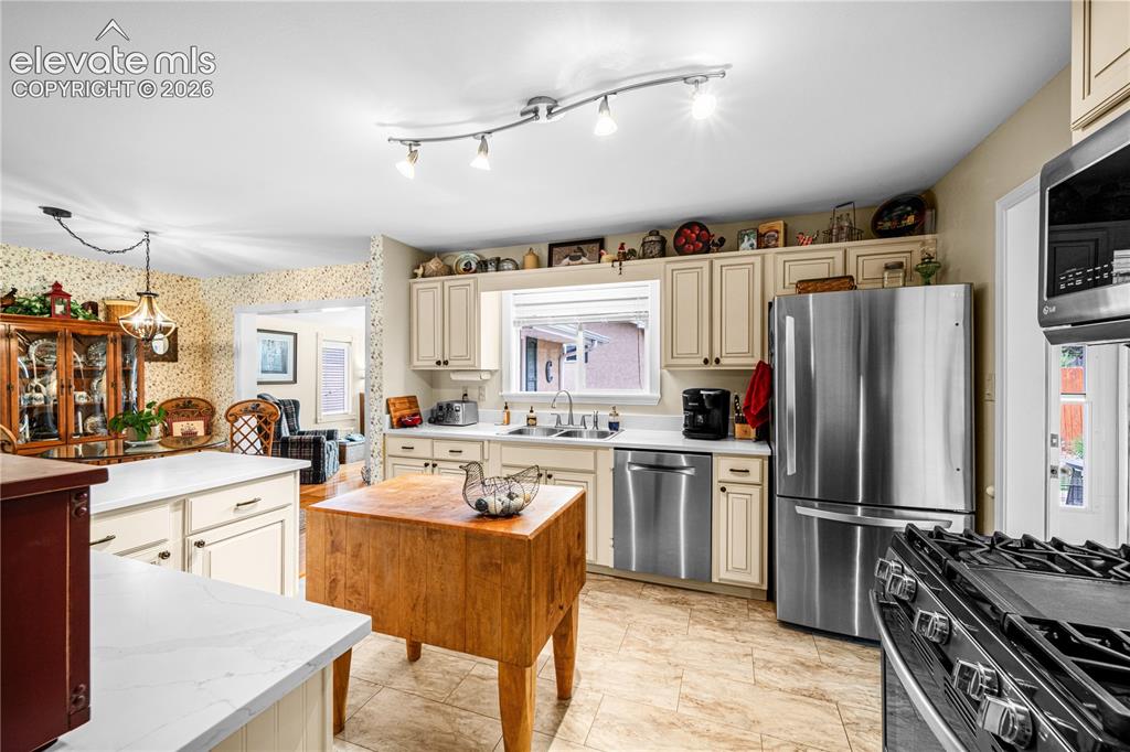 Image 7 of 33: Kitchen