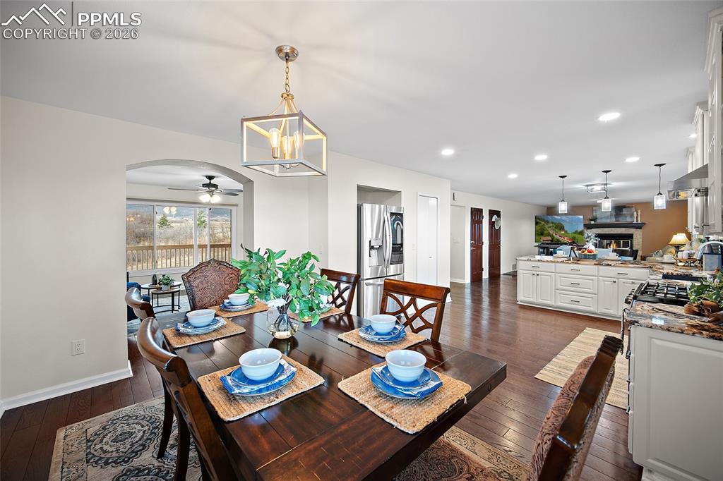 Image 11 of 50: Dining Area