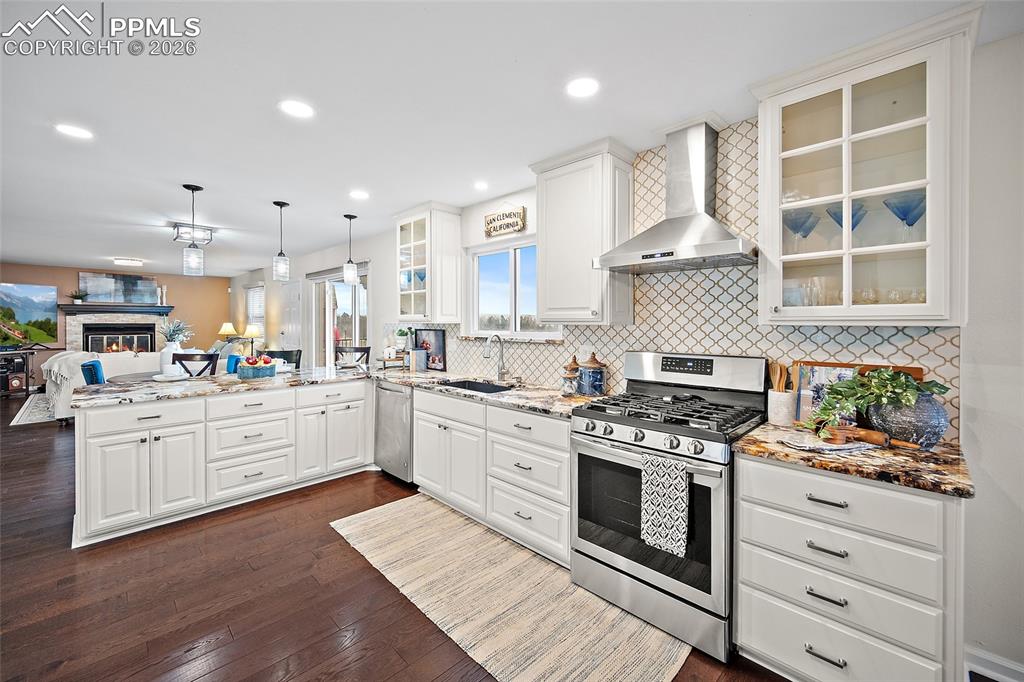 Image 12 of 50: Kitchen