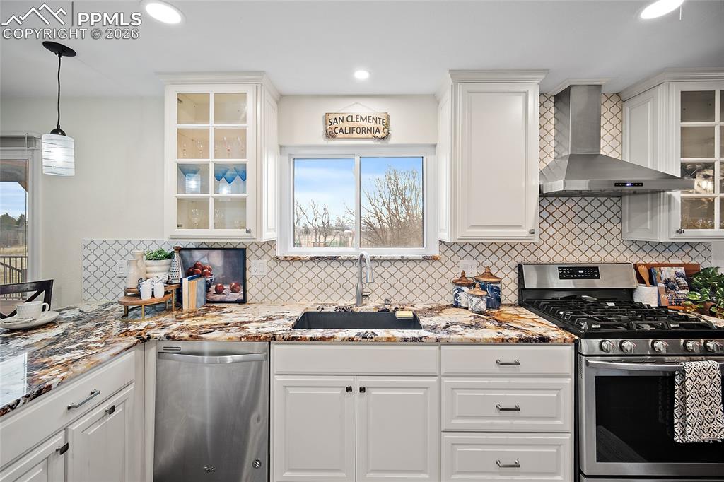 Image 13 of 50: Kitchen