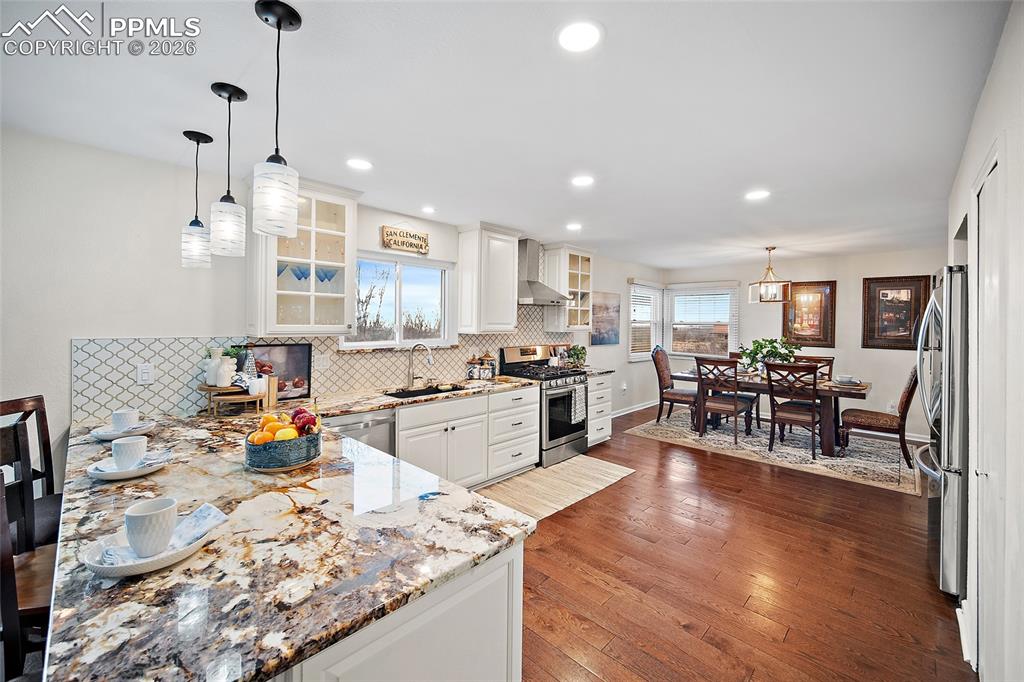 Image 14 of 50: Kitchen