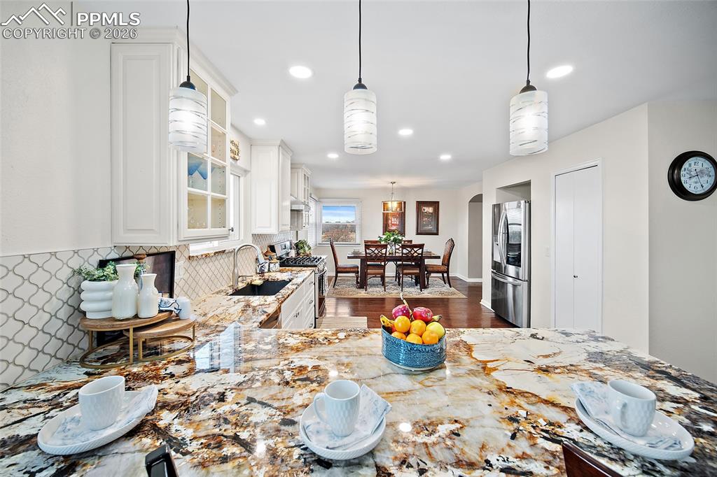 Image 15 of 50: Kitchen