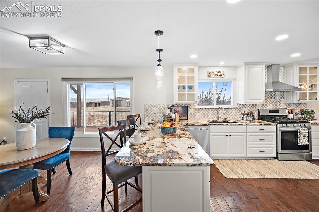 Image 16 of 50: Kitchen