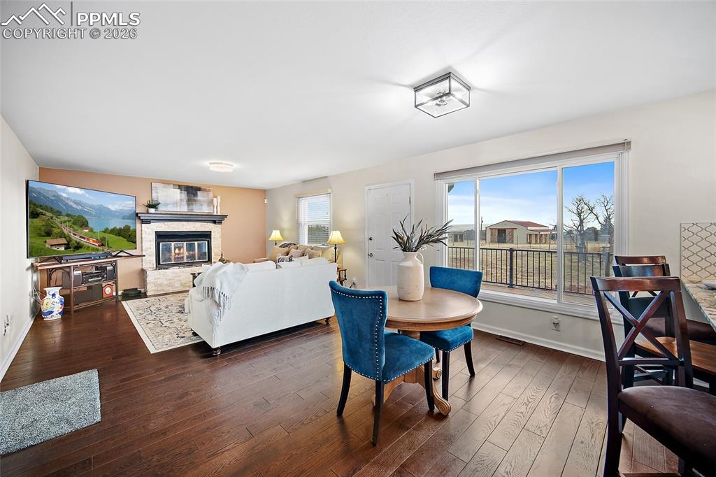 Image 17 of 50: Dining Area