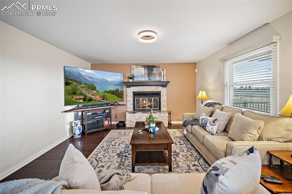 Image 18 of 50: Living Room