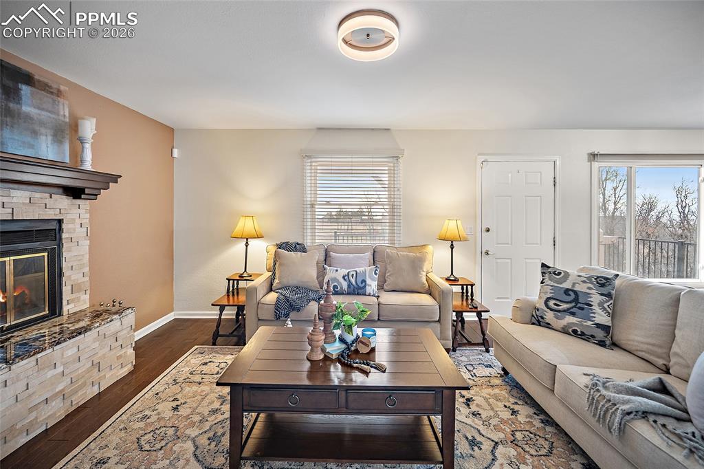 Image 19 of 50: Living Room