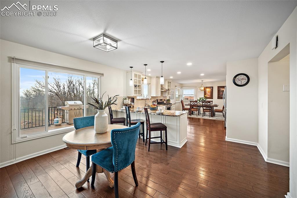 Image 21 of 50: Dining Area